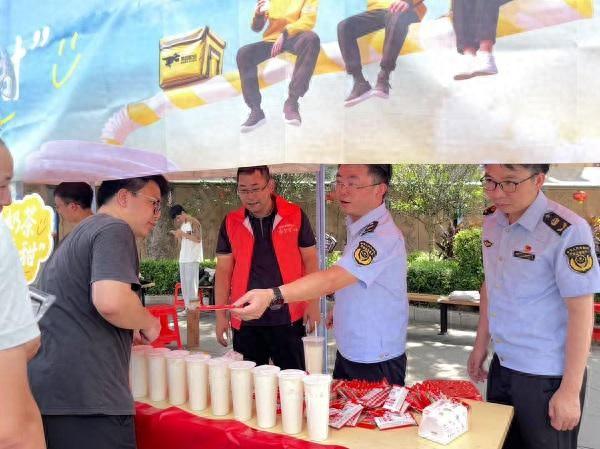 深圳市福田区网约配送行业党委为骑手送450杯“秋天第一杯奶茶”
