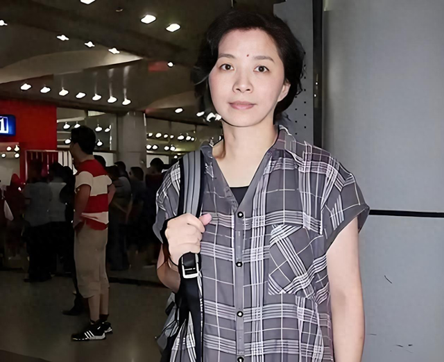 北京偶遇大脚娘迟蓬老师，戏外的她看着很年轻，腿又直又白啊