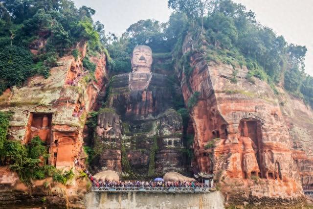 乐山大佛“热到休假”，高温下的文旅新挑战
