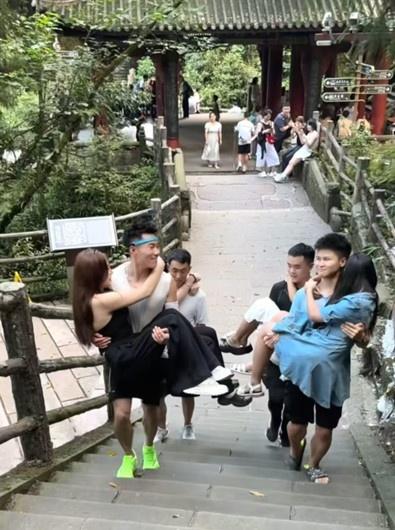 峨眉山陪爬团公主抱游客登山引关注，总领队：两天接一单，暂时不缺人手