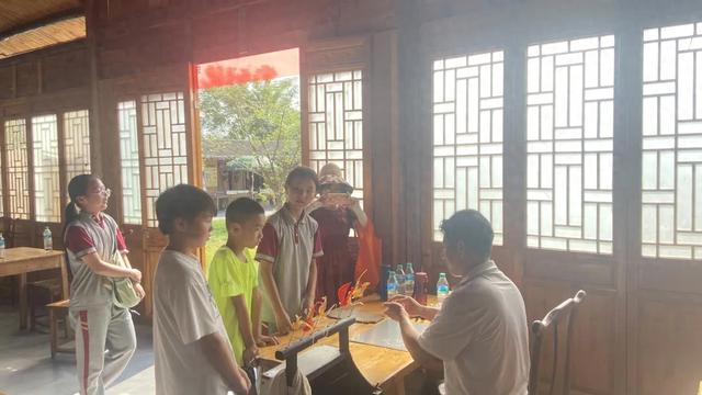 国庆打卡余江灵溪小镇：文化导师下乡，非遗吹糖人把“中国甜”吹向千万家