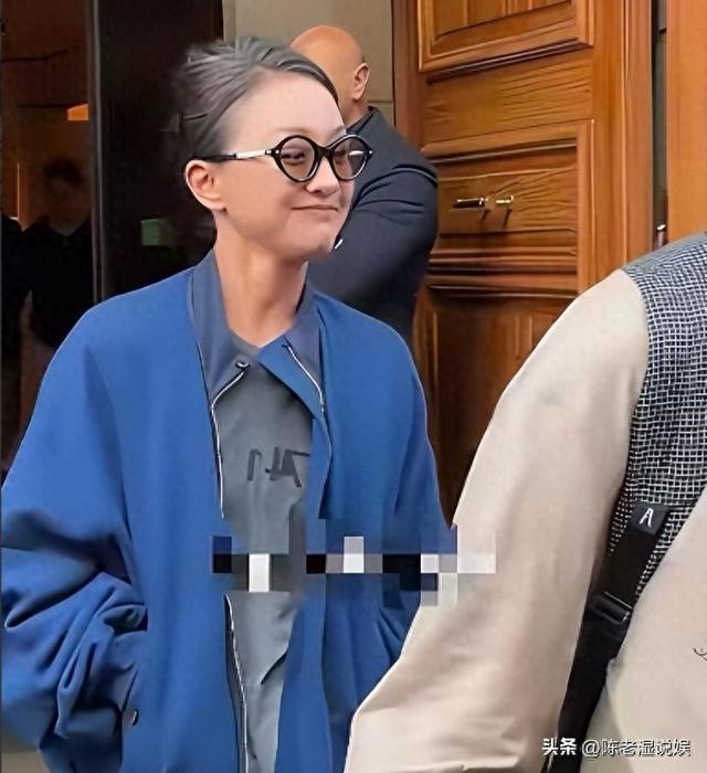 50岁周迅头发花白，瘪嘴模样一脸老态认不出，无儿无女成最大遗憾