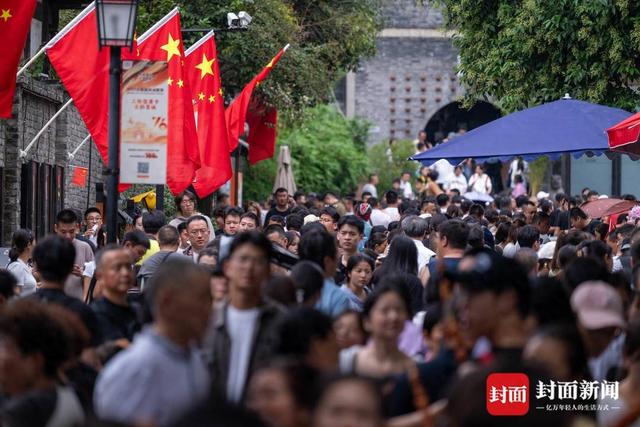 热门打卡地 国庆假期宽窄巷子客流满满｜图集