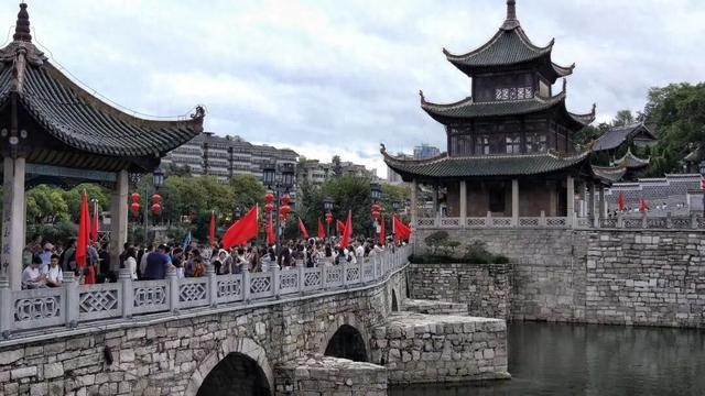 南明区：国庆首日迎客16万人次！甲秀楼 青云步行街火爆出圈