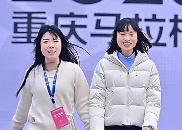 最快护士张水华受到重庆市民鲜花簇拥欢迎	，有望打破业余选手纪录