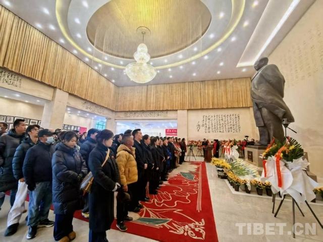 西藏各族各界群众在西藏毛主席像章博物馆纪念毛泽东同志诞辰132周年