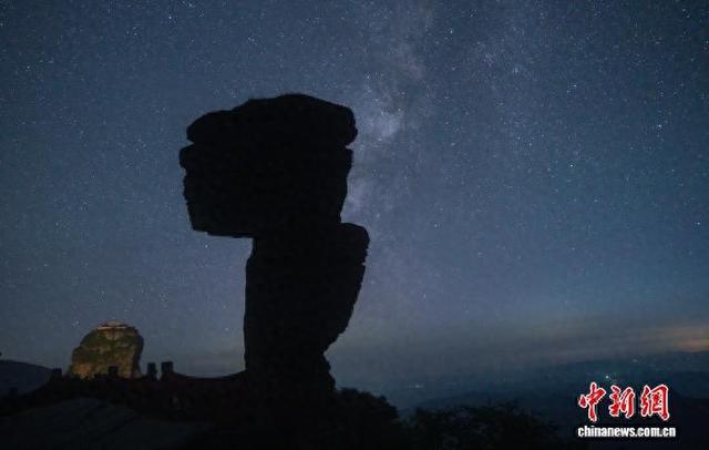 贵州梵净山夏夜星空灿烂 如梦如幻
