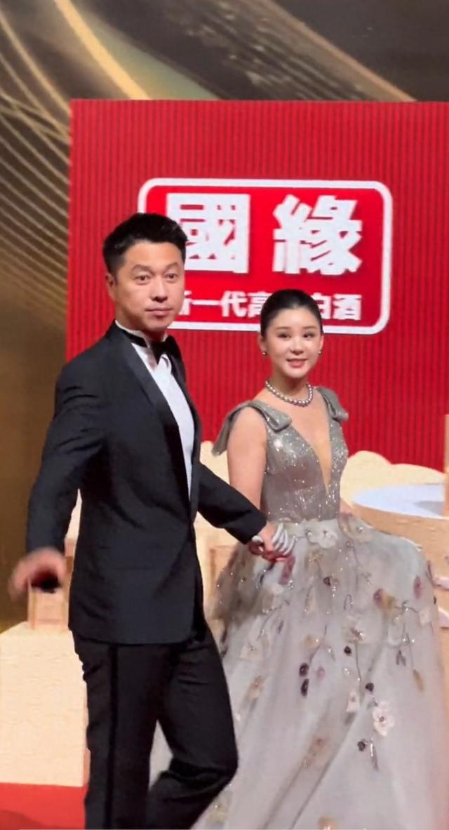 炸屏！王雷李小萌夫妇牵手国剧盛典晚会，夫妻恩爱画面被网友夸爆