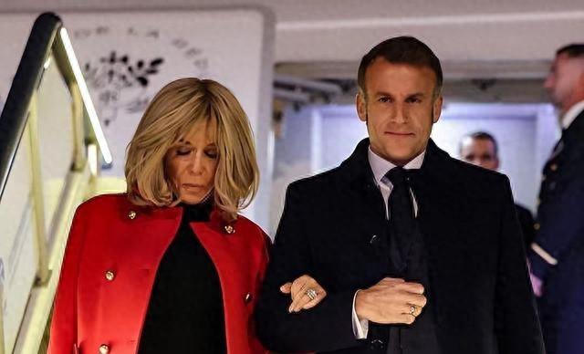 好美啊！72岁法国第一夫人北京惊艳亮相！低温却红大衣露腰！