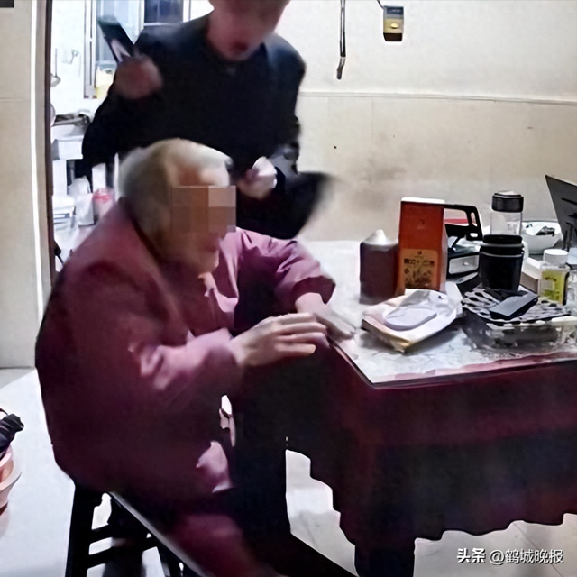 92 岁母亲被儿子扇耳光摔地上，却拿 500 元赎人	，亲戚还帮施暴者说话