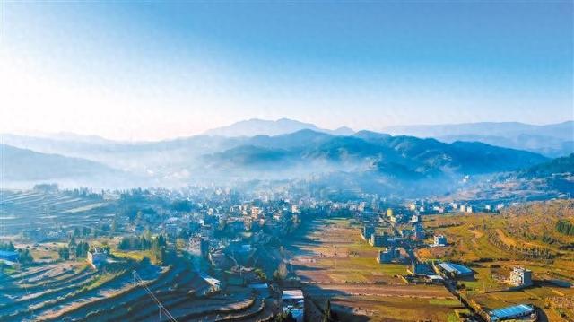 富源：水墨山河金纱覆