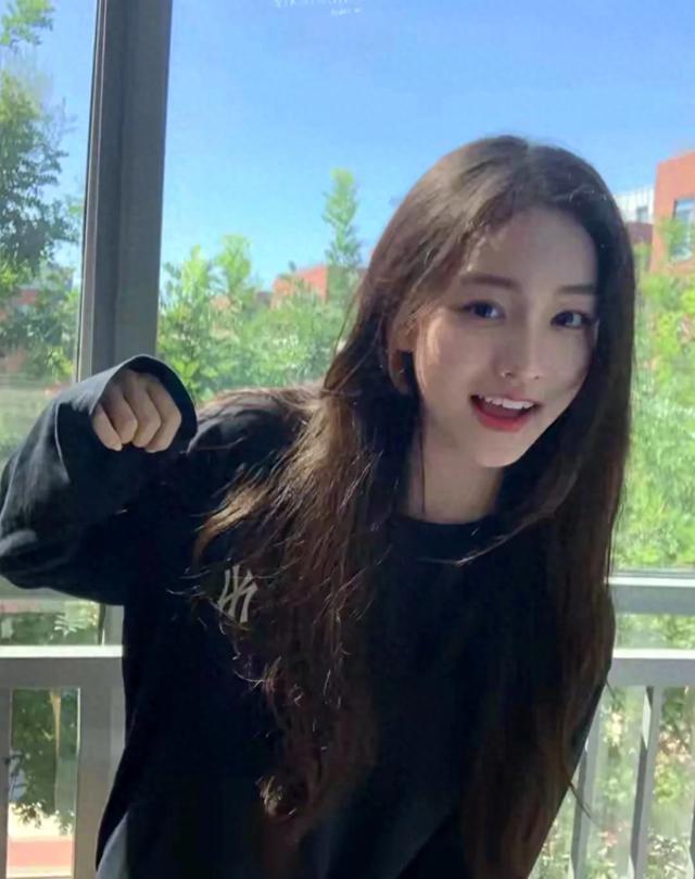 河南校花谢卓亚美貌惊艳全网，网友惊叹：美到让人怀疑人生啊！