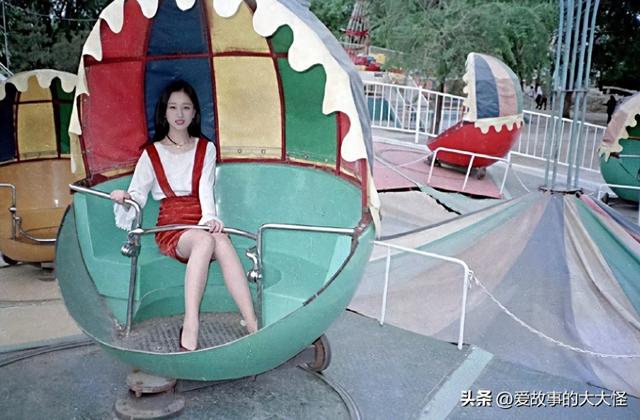 1996年，沈阳。北陵公园游玩的女子，这在当时算时髦的吗？