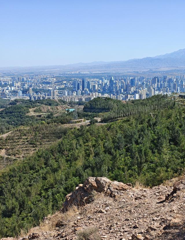 乌市雅山眺望，东面有云满台和天山博峰，北边有小湖，南边是山谷