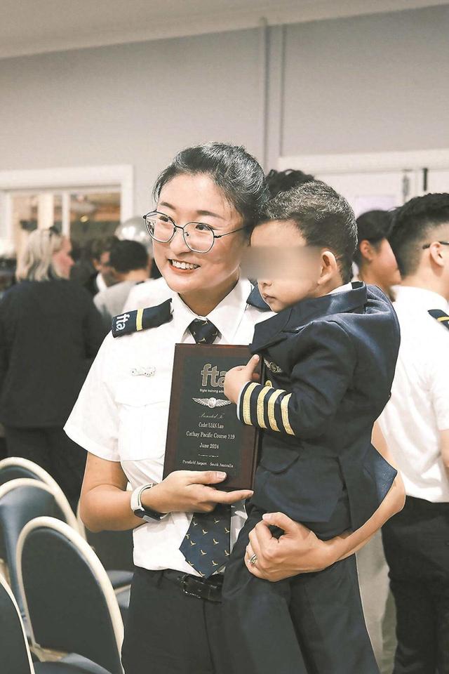 从文科生、空姐到飞行员 她飞出了一条“自我掌控”的轨迹