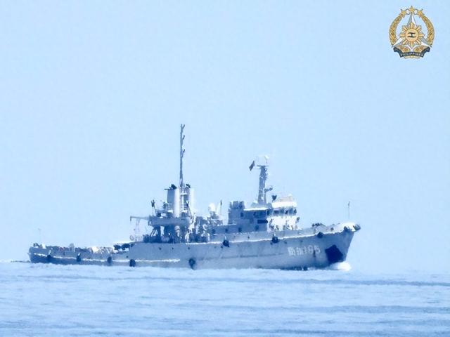 中国要动真格的了？海军拖船现身仁爱礁，菲军狂妄：拖不动