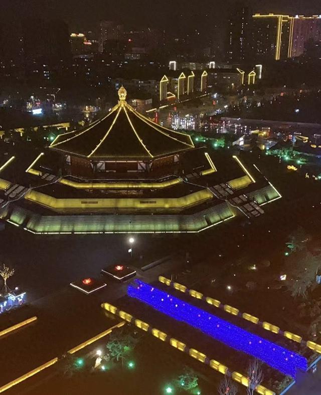 我和老伴带着孙子一起去洛阳旅游