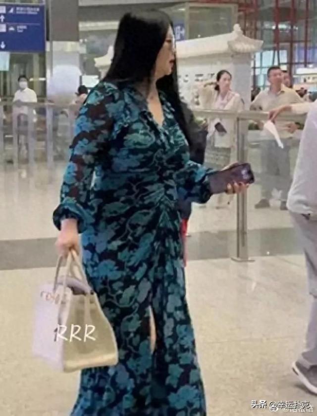 49岁李湘机场现身，200斤气场强，感觉走路肉都在颤 ​，有钱真好