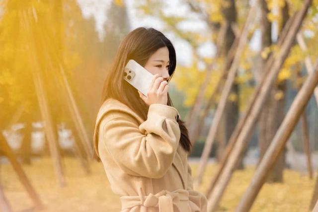 手机怎么把照片背景换成白色（vivo S50告白轻盈流光）