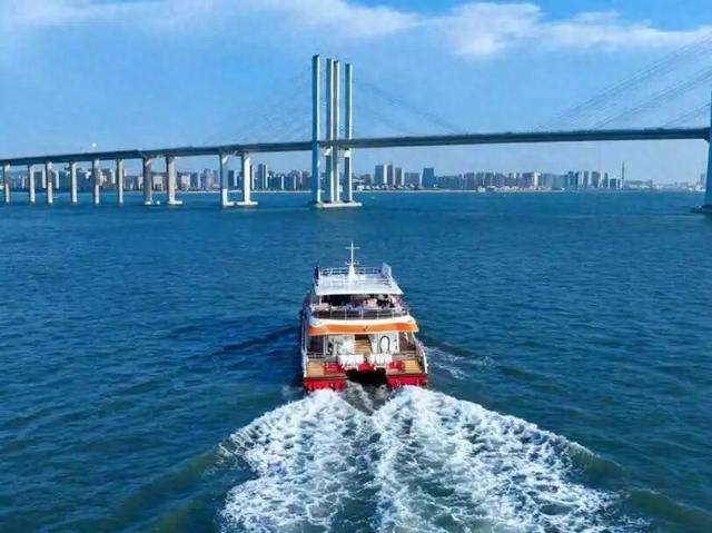 东大洋“海上穿越大桥”环游航线单日载客3155人！有人专程为它来青岛！