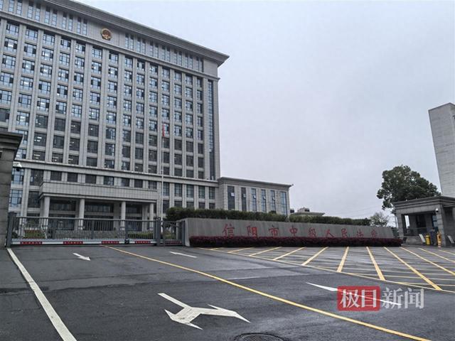 “三人被醉驾撞亡案 ”今日开庭，家属带三人照片来到庭审现场：盼了一年的日子终于到来，希望能严惩肇事者
