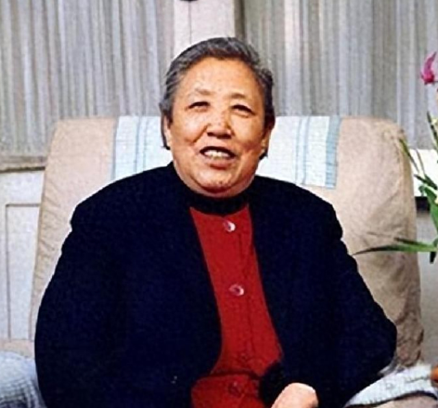 15岁入党，18岁和主席结婚，如今仍健在，却几乎不露面