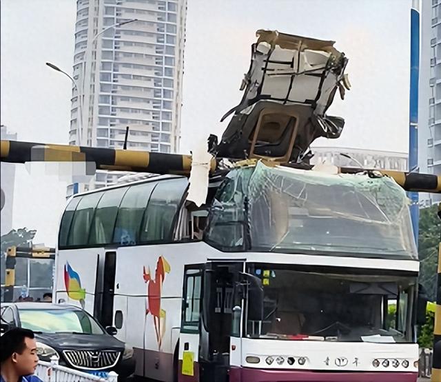 广西北海一载人大巴车撞上“限高杆”，车头被削顶！当地交通运输局：正调查原因