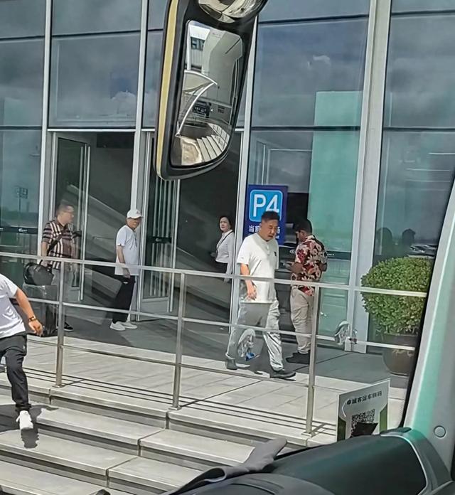 郭德纲一家现身机场，王惠郭汾阳胖的走路都费劲，郭德纲竟然最瘦