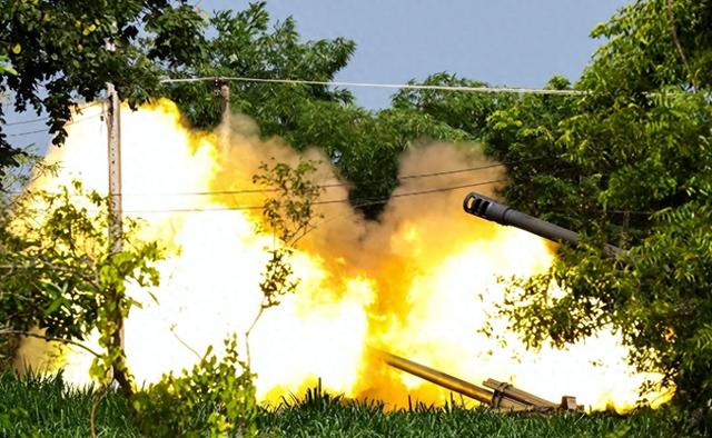 泰柬又突然打起来了！这以次洪森克制，害怕泰军把柬埔寨彻底打服？对外释放信号非同寻常