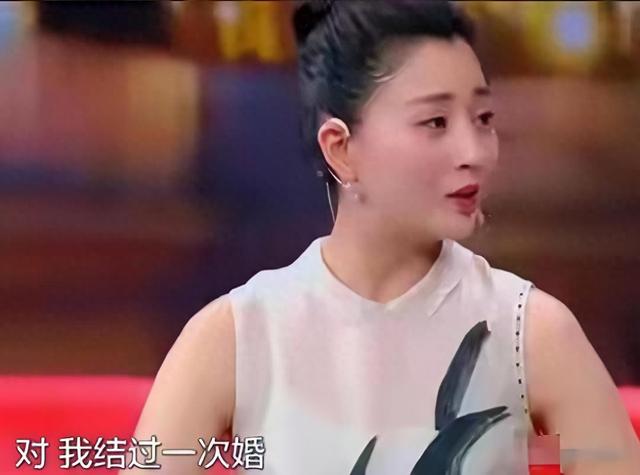 她是演员中的女富豪，豪车多的开不过来，如今45岁却活得像20岁