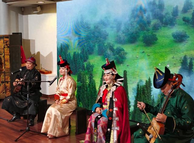 阿拉善盟文旅资源推介会暨“巴丹吉林沙漠·沙山湖泊群”图片展在巴黎举办