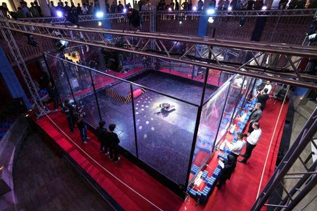 火花飞溅的伊朗科技赛场：学生操控战斗机器人争冠