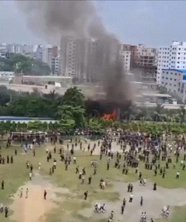 突发！一国有飞机坠毁在学校里，死伤已超100人