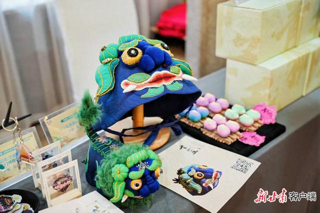 他们来兰州后 用行李箱带走了牛肉拉面、三炮台……