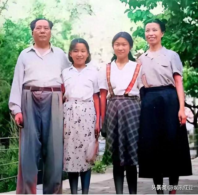 毛主席一家四口合影，四人脸上全是笑意，李讷紧挨毛主席