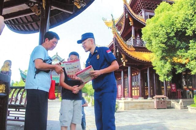 岳阳消防开展“文旅安全周”宣传活动