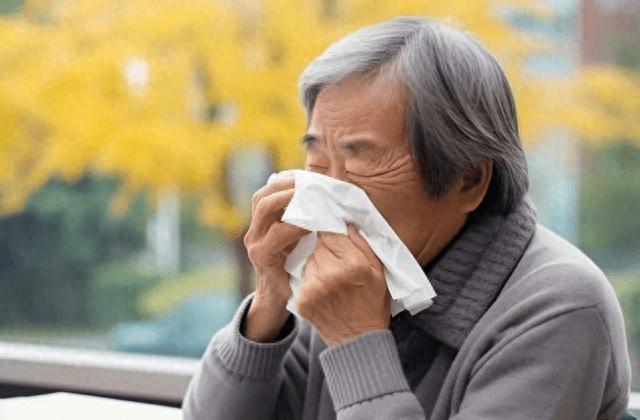 过敏性鼻炎眼睛痒怎么回事（过敏性鼻炎竟然会导致眼睛红肿发痒原来是这个原因）