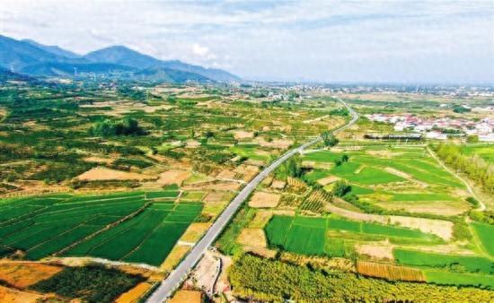 路畅百业兴 步步皆成景
