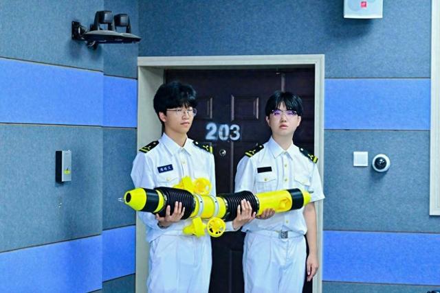 武汉理工学子发明仿生“水蛇”水下机器人 可下到海底检测管道盲区