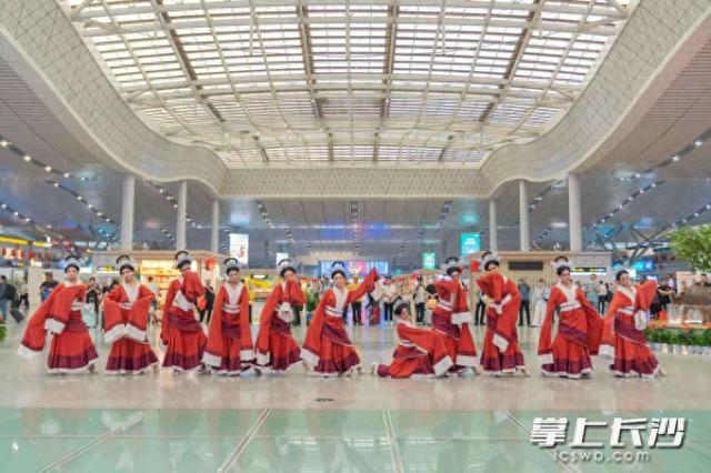 唐风陶韵走进长沙南站，铜官窑向旅客发出邀约