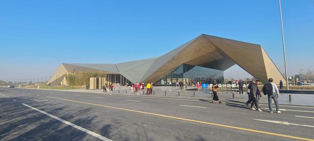 沉湖之约 建筑融自然绘青绿 群鸟齐飞撼心魂 农家烟火暖归途