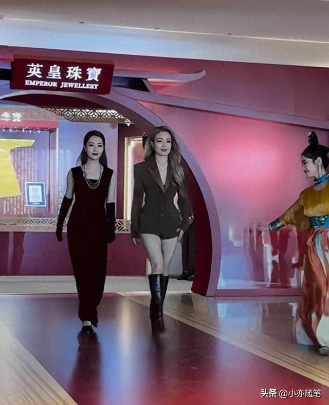 39岁白冰现身西安，貌美如花	，难怪胡歌说：她太美了，都不敢看她