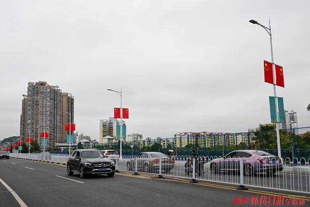 世界那么大 好想去怀化丨怀化城区主干道两侧国旗迎风飘扬