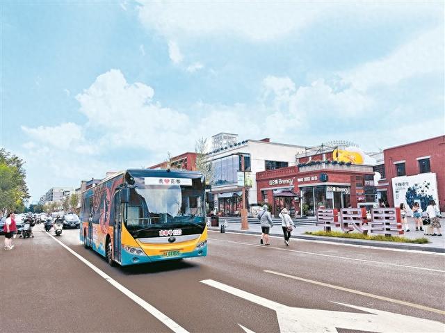 坐着公交阅城市古今 郑州街头驶来“流动博物馆”