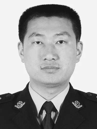 江苏徐州52岁民警苗海滨处置高速事故时被车辆撞伤，抢救无效因公殉职