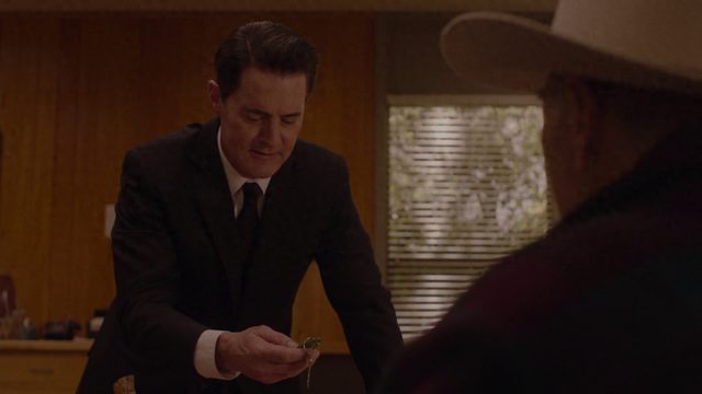 红色经典房间逃脱攻略（从玻璃箱到红房间解析双峰回归季的超现实密码）