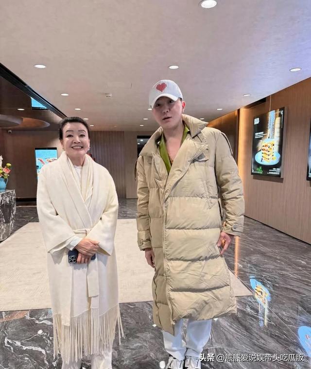 67岁张兰在北京一家酒店被偶遇，她穿着大衣	，看起来好贵气