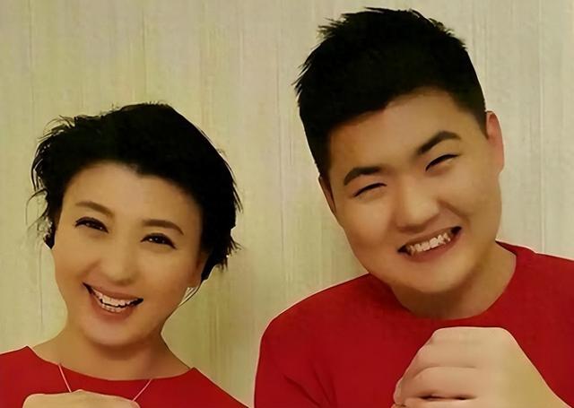 道歉不到24小时，闫学晶再迎三大噩耗，她儿子可能30万都赚不到了