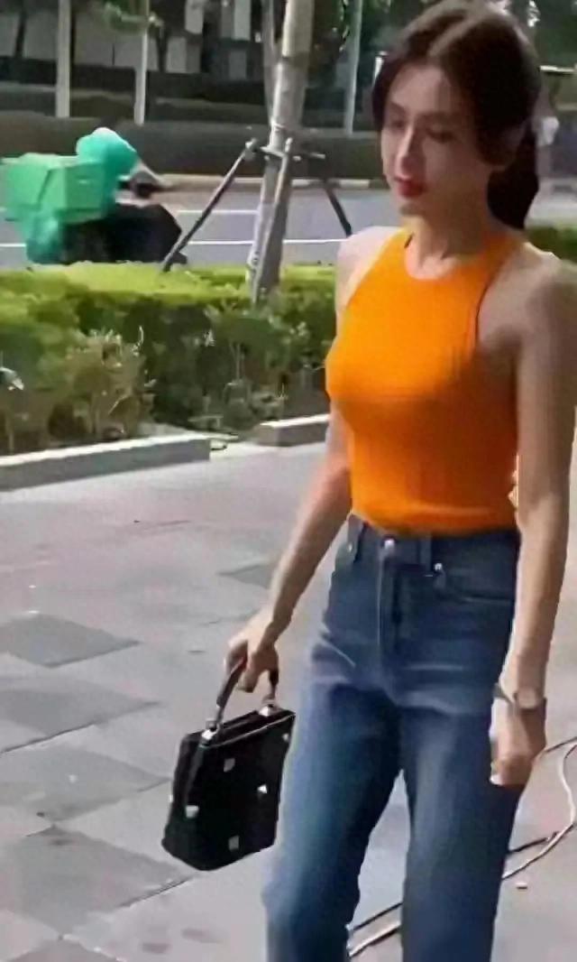 秦岚在大街上被偶遇,身材前凸后翘,不得不说,魏大勋眼光真好