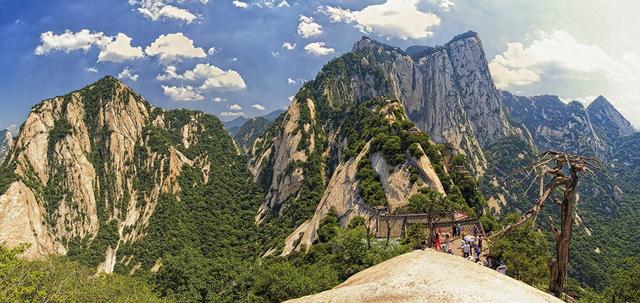 悬崖上的奇迹：揭秘华山长空栈道修建的绝技与百年坚守传奇故事